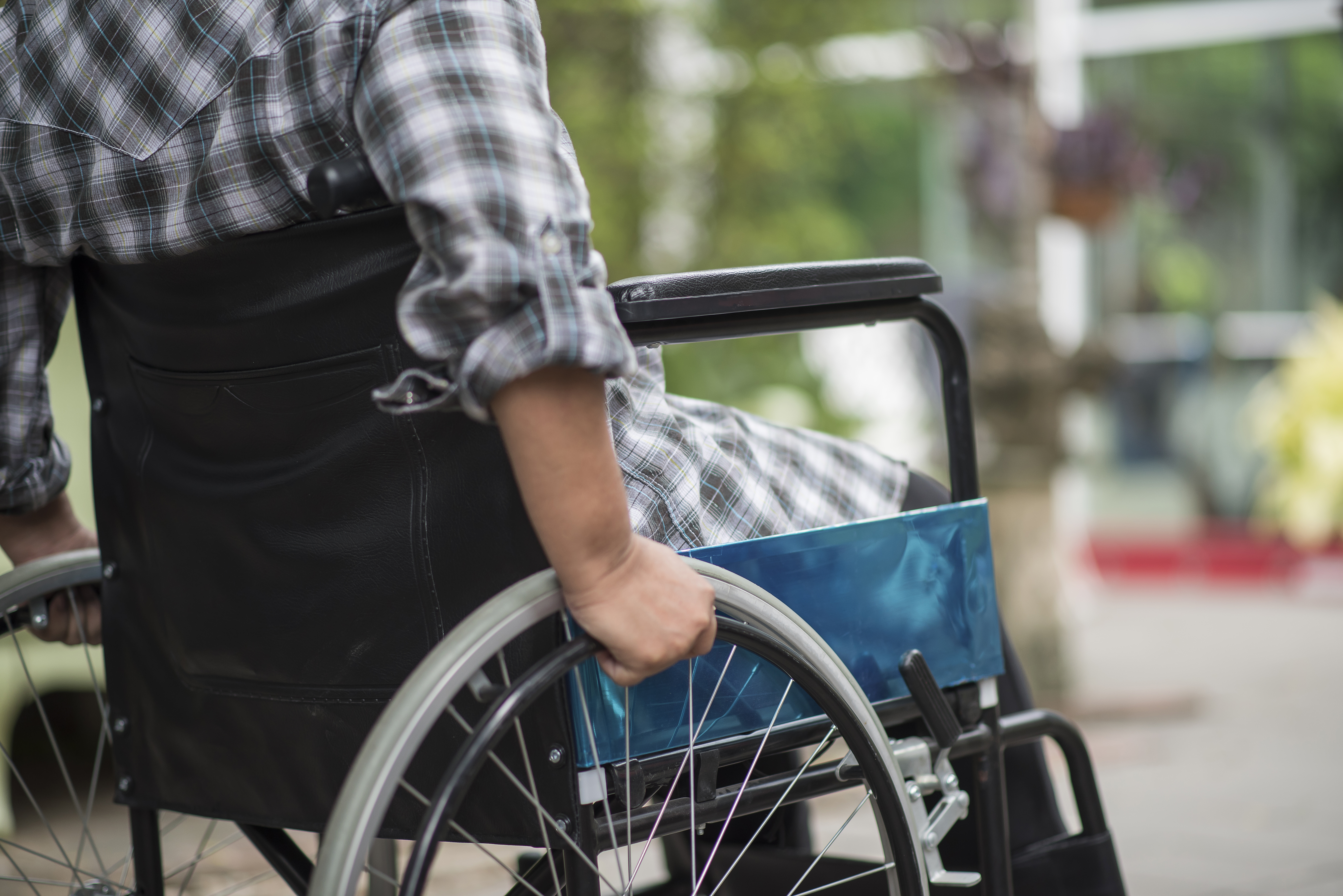 Инвалидность подростков. Инвалид колясочник. Коляска для инвалидов. Мужчина в инвалидной коляске. Поддержка инвалидов.