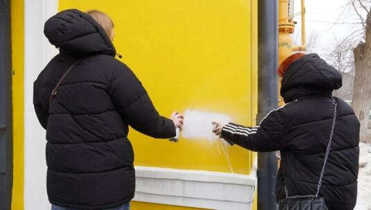 В Оренбурге активисты закрасили рекламу наркотиков на улицах города