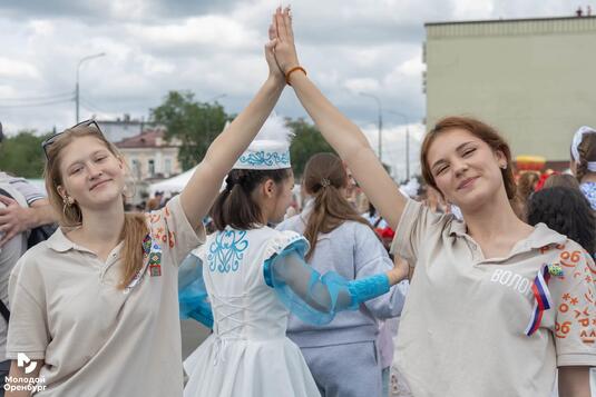 Волонтеры помогали проводить мастер-классы на фестивале «День народов Оренбуржья» в День России