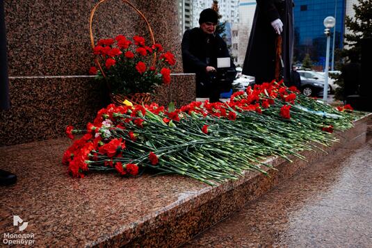 Сотрудники Управления молодежной политики почтили память Героя России Александра Прохоренко