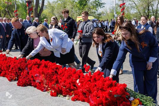 Волонтеры и студенты почтили память героев у Вечного огня в Оренбурге